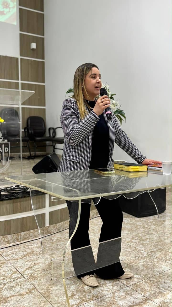 Carolina Desídera, terapeuta cristã e hipnoterapeuta, palestrando sobre saúde emocional