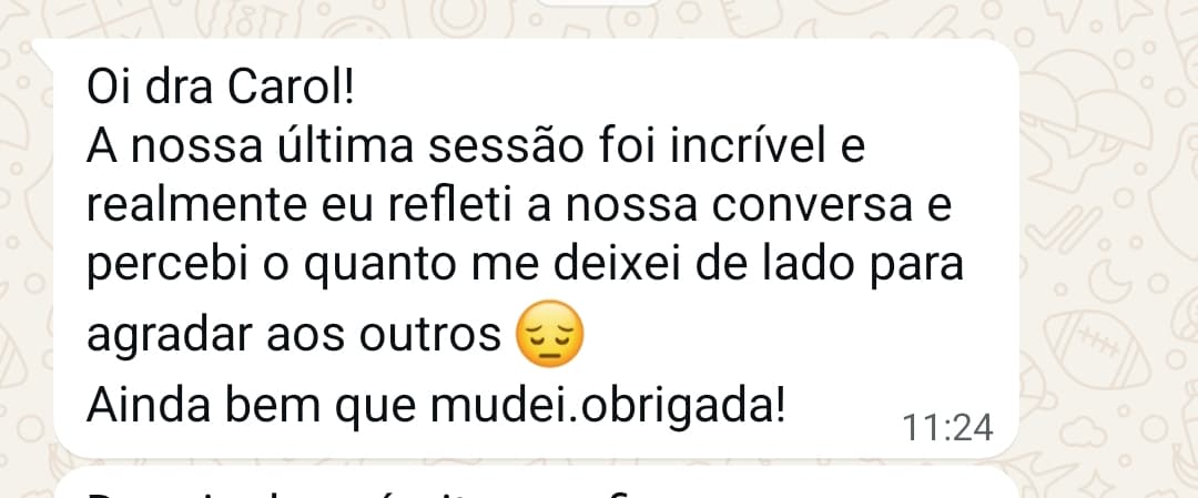 Print de mensagem de WhatsApp de uma cliente sobre perceber que se colocava em segundo plano para agradar os outros.